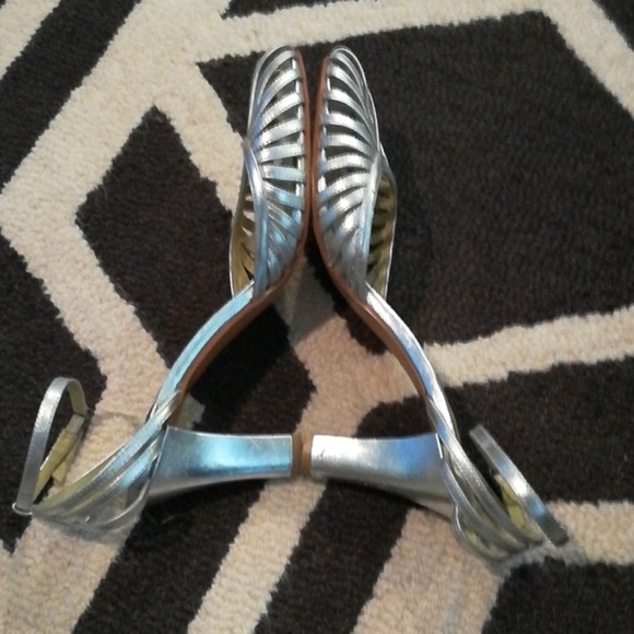Silver NYLA heels - Picture 2 of 7